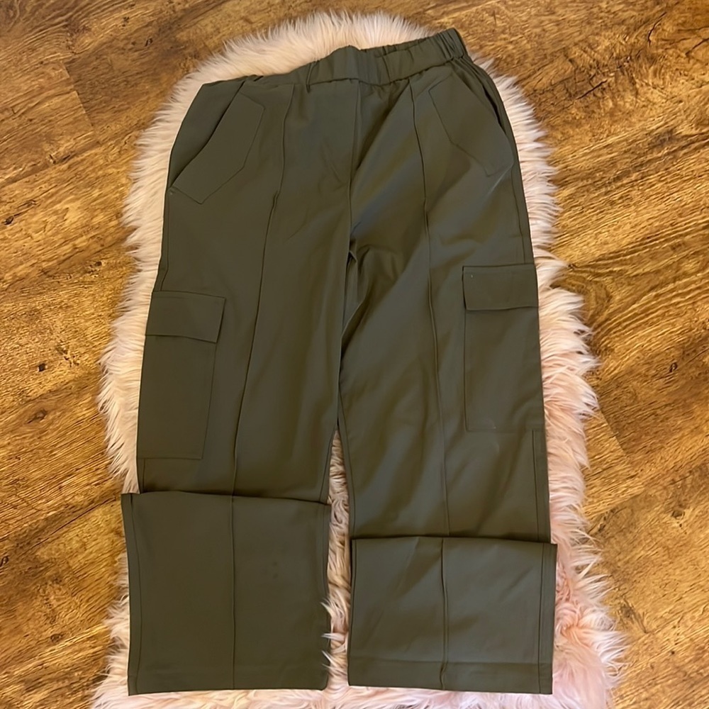 Wide leg stretch cargo pants size large